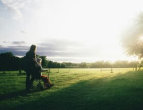 Dominik Lange VUOiQW4OeLI Unsplash Caregiver Informale 280x215