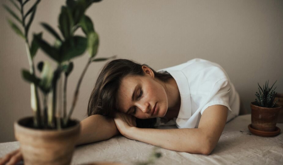 Vuoi misurare quanto ti pesa l’assistenza? pexels valeria ushakova 603898 3094210 persona stanca