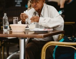 Perché cambia l'alimentazione nell'anziano? anziano che mangia