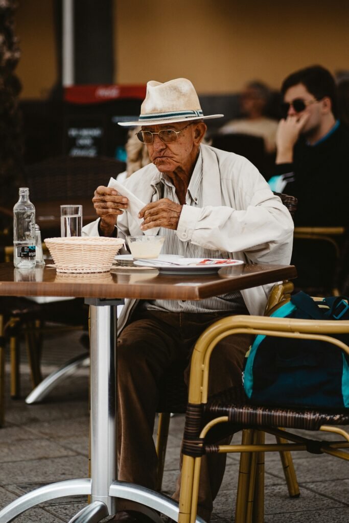anziano che mangia