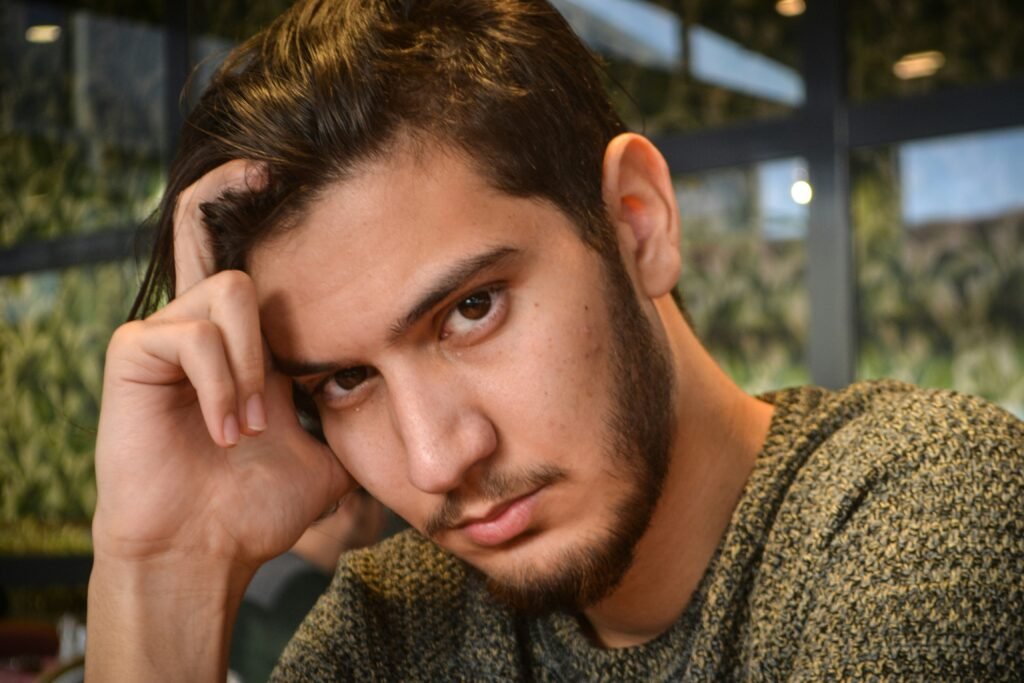 Non è demenza. Non è autonomia. È qualcosa in mezzo. uomo preoccupato ali yilmaz gls1zqb3hfq unsplash