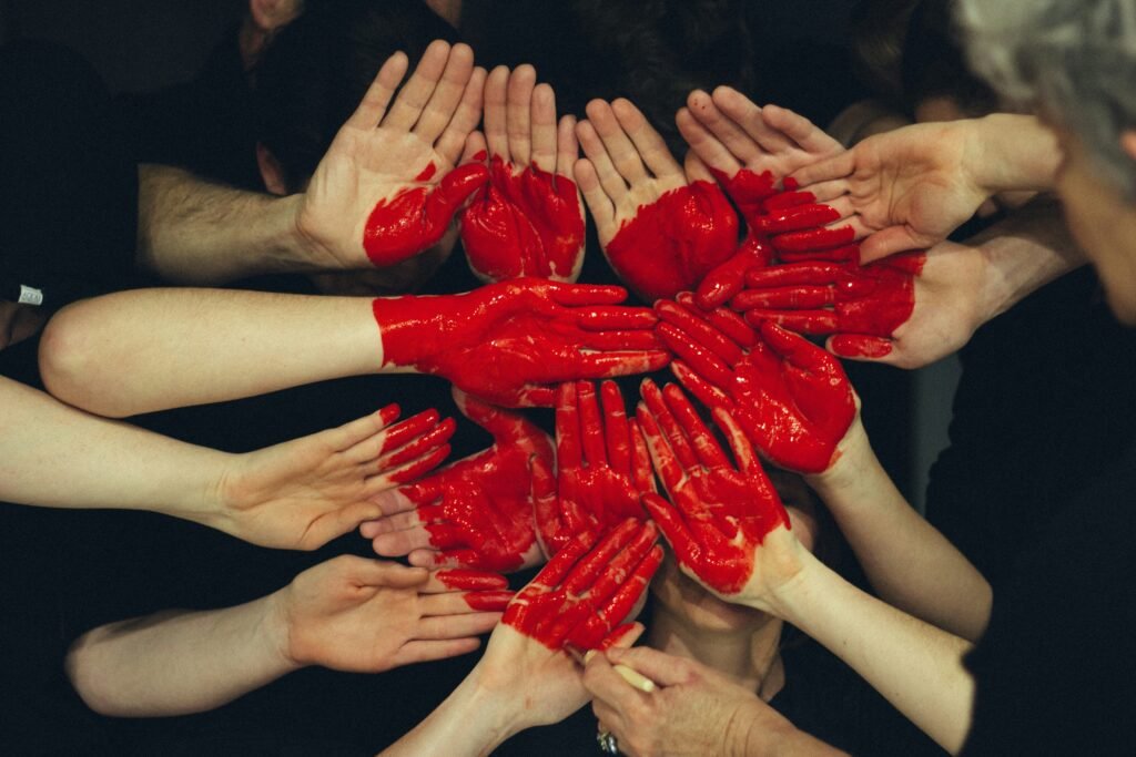 Chi si prende cura di chi si prende cura dei propri parenti anziani? tim marshall catzhuz7z8g unsplash