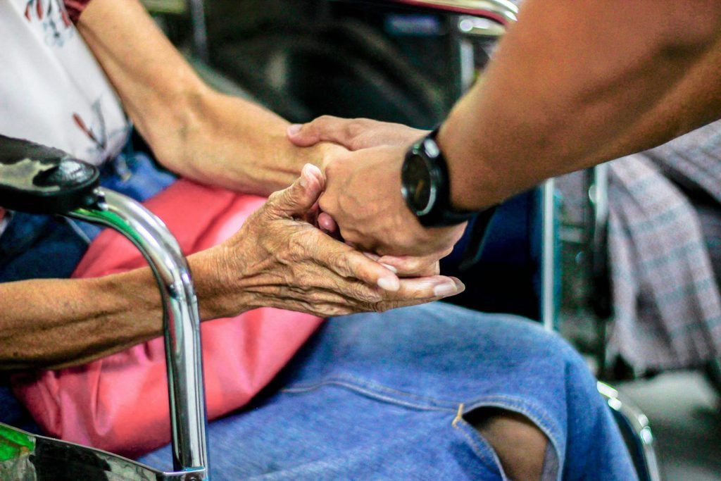 Il caregiver uomo: un modo diverso di vivere la cura? jem sahagun o33vbpd6haw unsplash