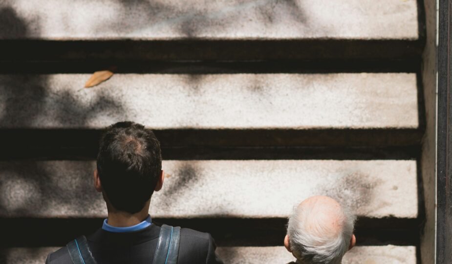 Il caregiver uomo: un modo diverso di vivere la cura? john moeses bauan gqhnrapyeqg unsplash